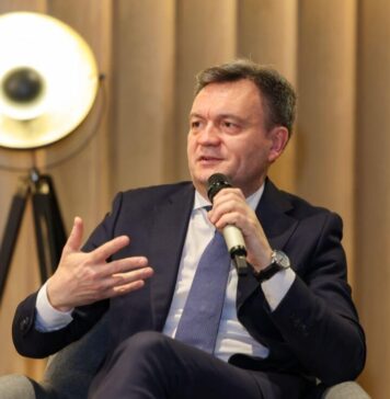 Fostul premier al Republicii Moldova, Dorin Recean, a fost decorat de preşedintele ucrainean Zelenski