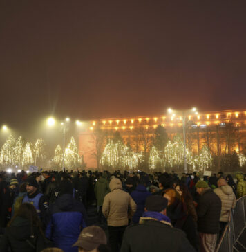 Peste o mie de persoane au protestat în Piața Victoriei din Capitală /VIDEO