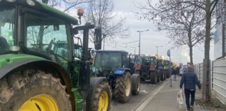 FOTO/ Fermierii francezi protestează la Strasbourg. Sunt zeci de utilaje agricole în fața Parlamentului European