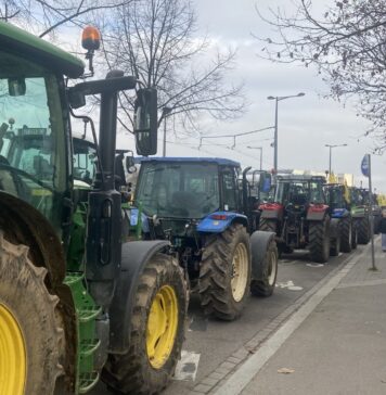 FOTO/ Fermierii francezi protestează la Strasbourg. Sunt zeci de utilaje agricole în fața Parlamentului European