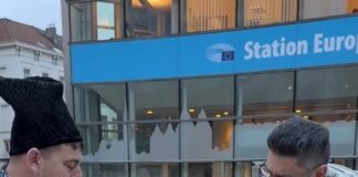 VIDEO Protest gastronomic în fața Parlamentului European. Europarlamentarul Luis Lazarus a gustat slănină, telemea și pâine de casă în inima Bruxelles-ului