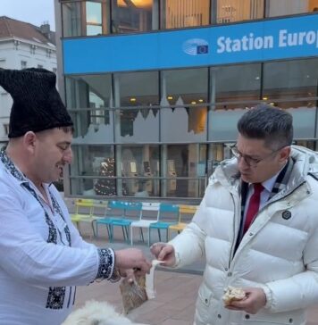 VIDEO Protest gastronomic în fața Parlamentului European. Europarlamentarul Luis Lazarus a gustat slănină, telemea și pâine de casă în inima Bruxelles-ului