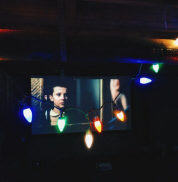 E ok să-ți lași copilul să urmărească Stranger Things, serialul fenomen de pe Netflix?