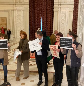 VIDEO Protest al angajaților Parlamentului, la sosirea lui Ilie Bolojan în plen. Premierul a fost huiduit