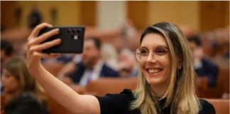 „Nu degeaba prestaţia Dianei Buzoianu la moţiunea simplă a fost caracterizată drept a unui „Dorel obraznic, impertinent și arțăgos”; este cât se poate de clar că USR nu are oameni competenţi pe niciun domeniu”, spune jurnalistul Sorin Roşca Stănescu