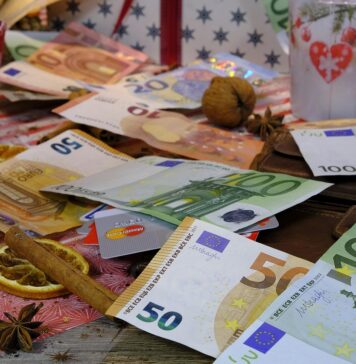 Sondaj eJobs: 9 din 10 angajatori vor acorda beneficii de Crăciun angajaților. Cei mai mulți vor primi prime în bani și vouchere cadou