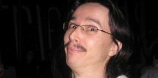 Ponta: „Acest Dănileţ, în timp ce încasează mii de euro dintr-o pensie specială primită la 48 de ani, în timp ce mai ‘înfulecă’ şi alte mii de euro din R. Moldova, unde oamenii trăiesc cu salarii şi pensii de subzistenţă, în timp ce îşi dă cu părerea pe toate site-urile şi televiziunile de propagandă — iată că acest individ are tupeul să ceară demisii!”