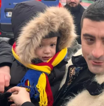 AUR unește românii de Ziua Națională în cel mai mare marș organizat la Alba Iulia: George Simion, în brațe cu Răducu și cu Ilinca de mână