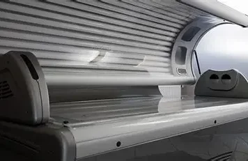 Cabinele de bronzat triplează riscul de melanom (studiu)