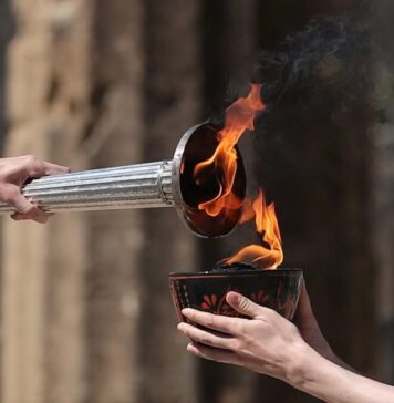 Ceremonia de predare a torţei olimpice către Italia, afectată de vremea nefavorabilă