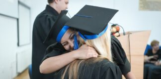 Absolvenţii cu media 10 la Evaluarea Naţională şi la Bacalaureat vor primi bani de la Guvern