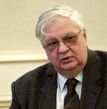 A murit profesorul și analistul economic Mircea Coşea