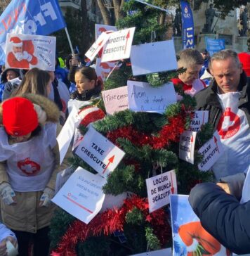 Mii de sindicalişti scandează „Demisia” la Palatul Cotroceni