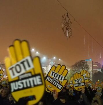 Fifth evening of protests/Thousands protest in Victoriei Square in Bucharest on Sunday evening