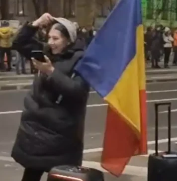 Incident la mitingul din Piața Victoriei. O protestatară care a venit cu drapelul României și a pus muzică patriotică a fost separată de restul manifestanţilor (realitatea.net)