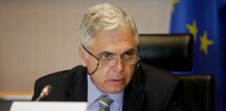 Adrian Severin: „Avem de ales – ori rămânem pasivi și așteptăm “cuminți” pierderea integrală a valorilor pe care Constituția le-a așezat la temelia statului român, după care, în liniștea și siguranța cimitirului național și social, nu vom mai avea multe de făcut, așteptând doar un miracol divin care să ne readucă în istorie, ori ne batem acum, cât mai putem vorbi cât de cât liber și mai avem strada la dispoziție, ca să apărăm ceea ce a mai rămas de apărat și totodată să recuperăm ceea ce ni s-a luat – țară și drepturi (mai ales dreptul la fericire), libertatea și demnitatea”