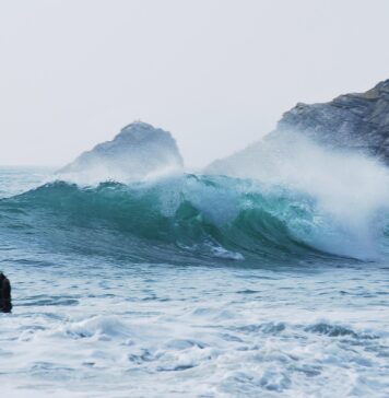 Valuri puternice în Tenerife/ Un român a murit, a anunțat MAE