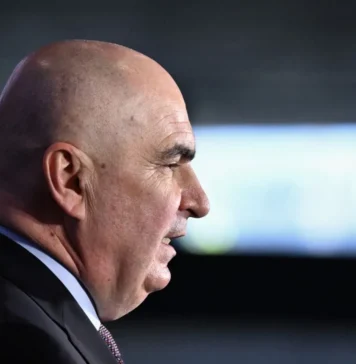 Bolojan, huiduit de români la Iaşi: „De ce nu-ţi dai demisia?”