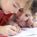 STUDIU/ Rușinea de a merge la școală fără rechizite: 92% dintre părinți și profesori spun că elevii se simt inferiori, excluși sau diferiți, iar 1 din 4 indică riscul de absenteism sau abandon