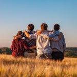 Studiu: Aproape jumătate dintre tinerii care locuiesc cu părinții nu se simt pregătiți să se mute de acasă
